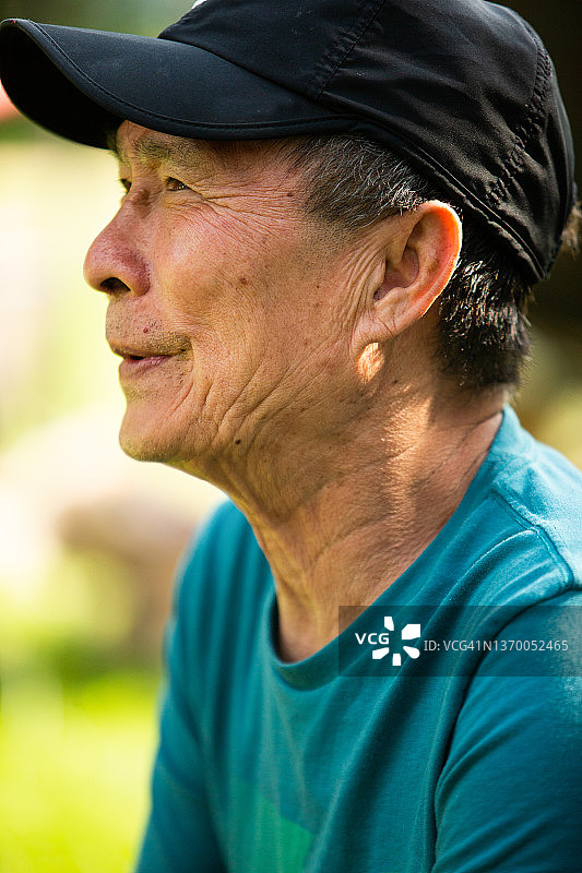 快乐的亚洲老年男人图片素材