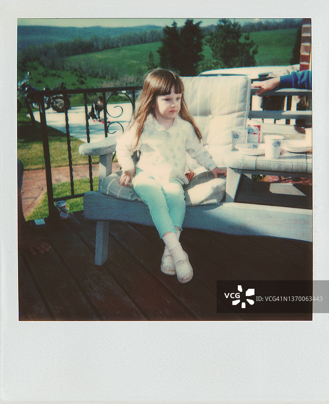 80年代户外家庭照中的小女孩图片素材