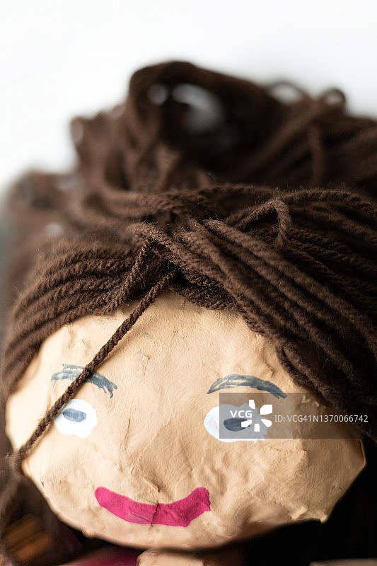 混血儿童自画像：自制纸浆娃娃，模仿年轻黑人女孩图片素材