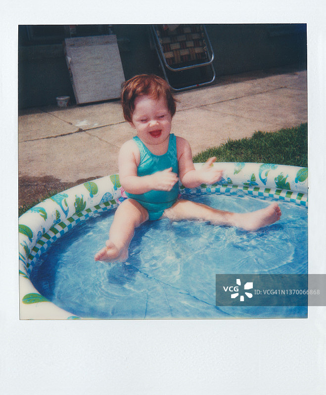 快乐宝宝在夏季泳池里玩耍，欢笑图片素材