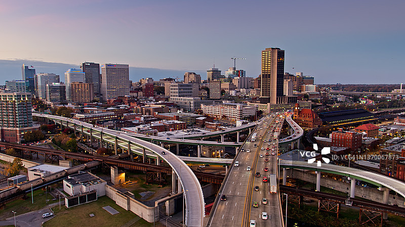 黄昏时分的弗吉尼亚州里士满I-95公路航拍图片素材