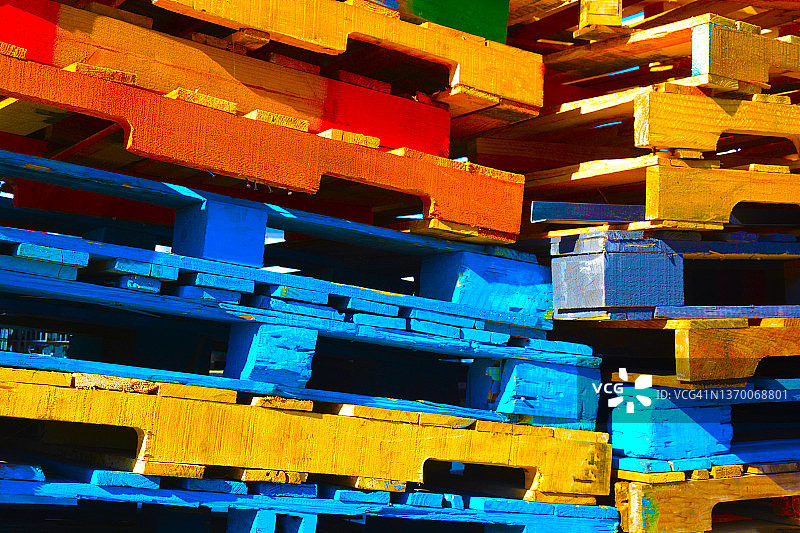 色彩鲜艳的堆叠木托盘图片素材