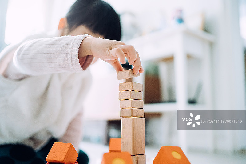 亚洲女孩玩积木学习概念图片素材