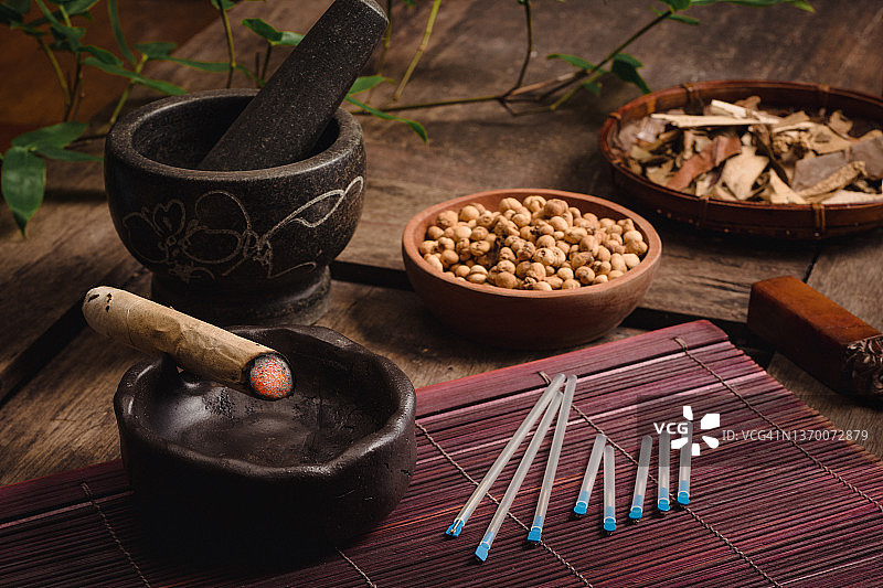 带有中药的针灸针图片素材