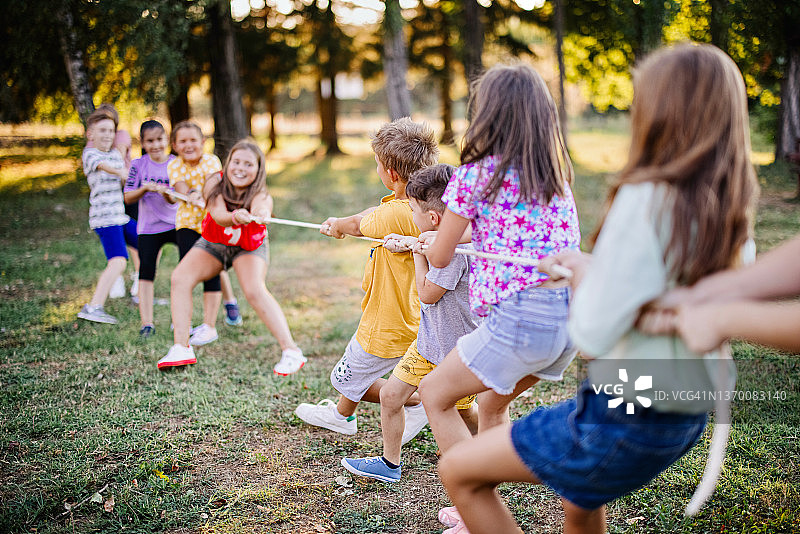 夏令营中拔河的学生图片素材