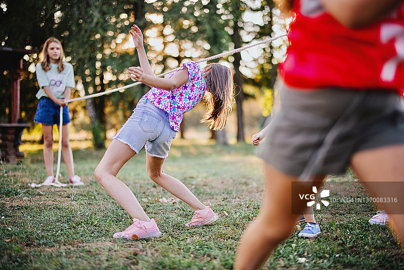 小学生在夏令营跳竹竿舞图片素材