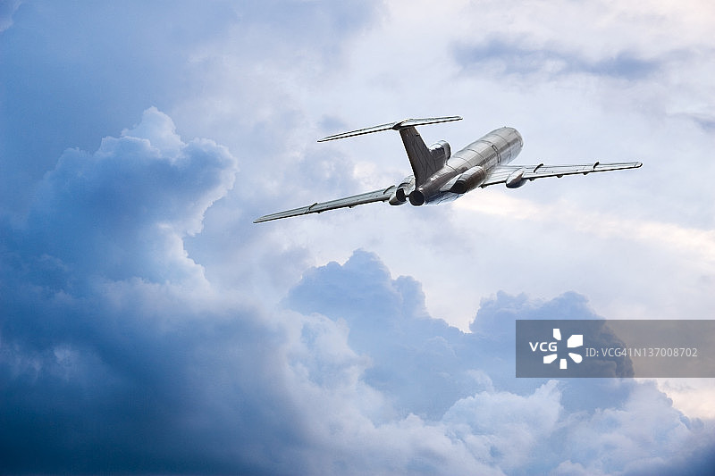 云中飞行图片素材