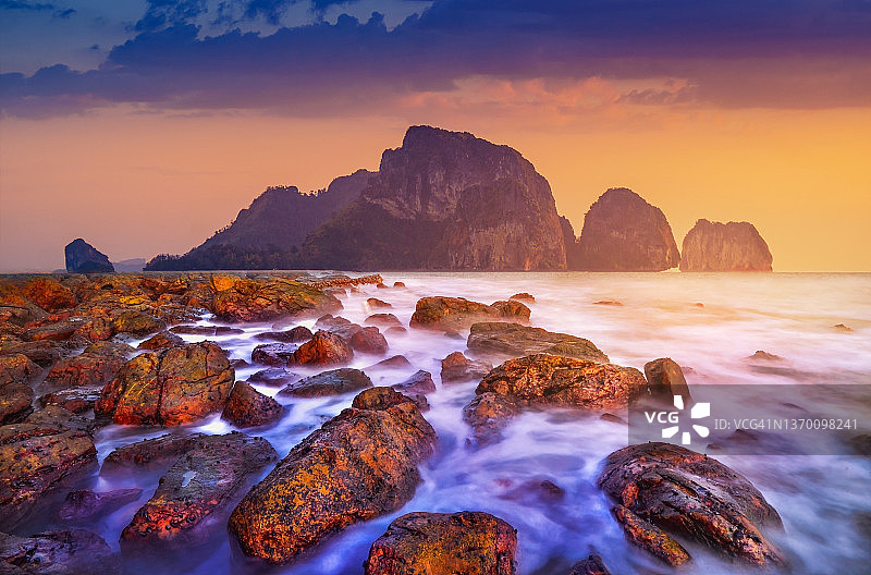 日落时分，海中央的岩石海岛图片素材