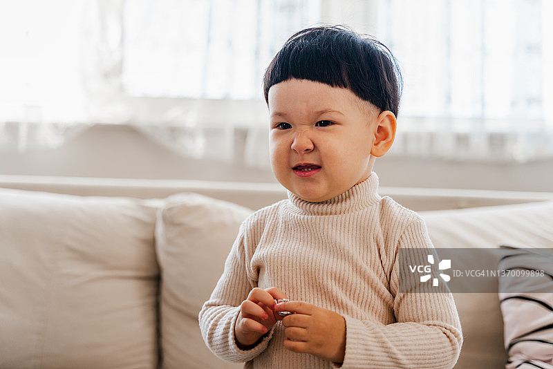 站立的严肃小女孩肖像图片素材