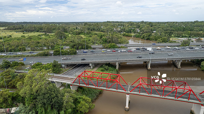 布里斯班附近的标志性建筑：洛根河上的红桥图片素材