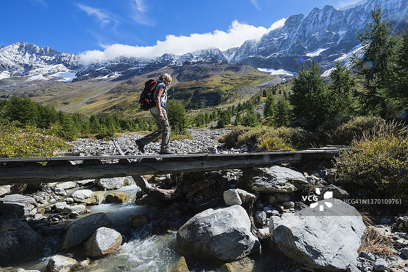 瑞士桥上的徒步旅行者图片素材