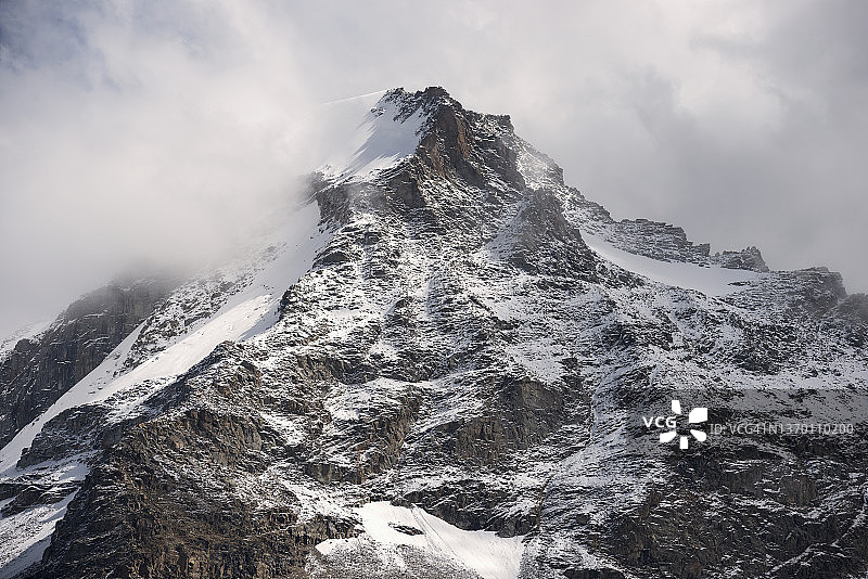 意大利奥斯塔格兰帕拉迪索山区山峰图片素材