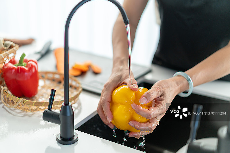 女性手部洗蔬菜图片素材