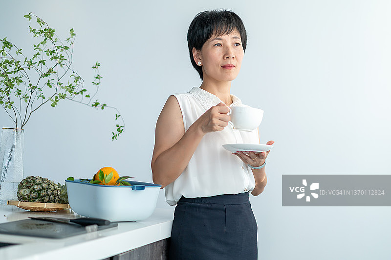 在办公室喝咖啡的白领女性图片素材