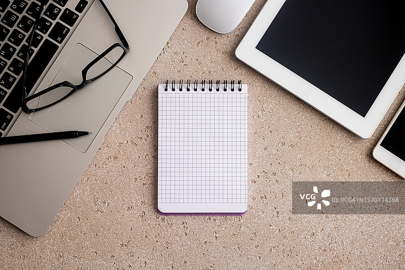 俯拍水泥背景上的办公桌和文具图片素材