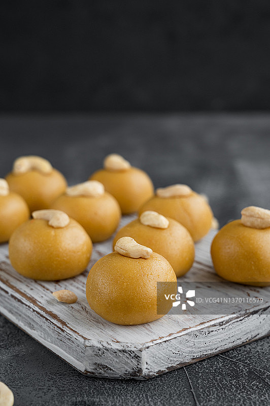 印度甜点：木板上用鹰嘴豆粉、酥油和糖制成的贝桑拉杜图片素材