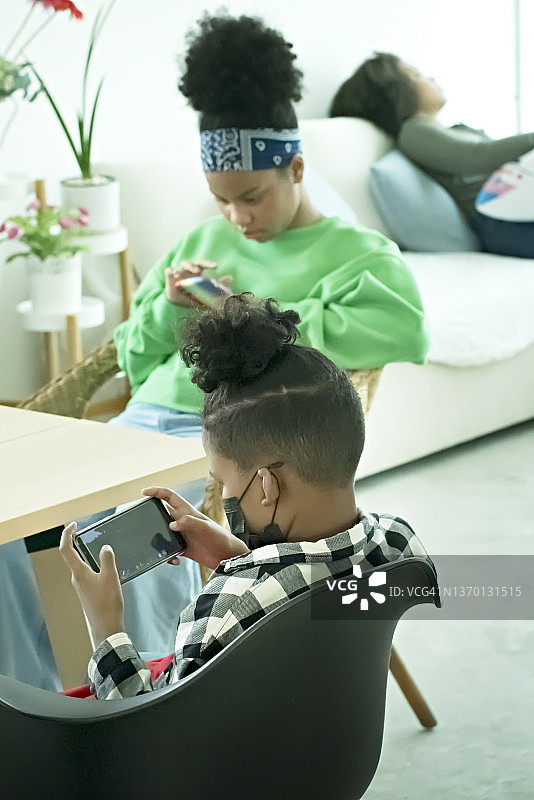 孩子们在玩耍和使用手机图片素材