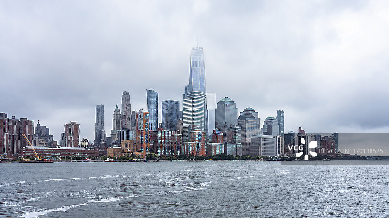 雾中的纽约世界贸易中心和曼哈顿下城天际线图片素材