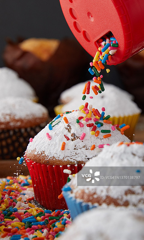 纸杯蛋糕上的糖屑图片素材