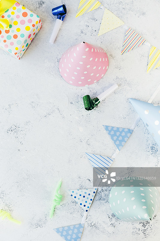 绿叶上的扁平风格洋甘菊花束，带黄色丝带的斑点纸礼品盒图片素材