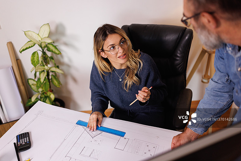 教授辅导女学生建筑考试图片素材