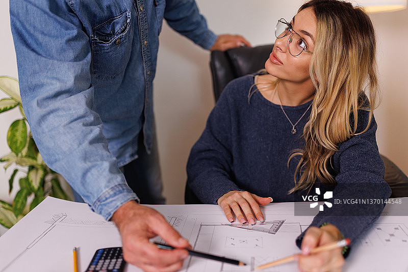 教授辅导女学生建筑考试图片素材