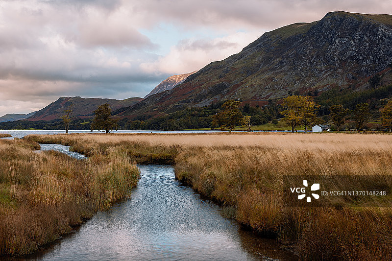 英格兰坎布里亚郡湖区巴特米尔湖的河流图片素材