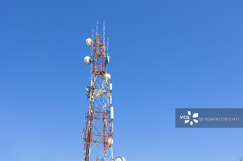 蓝天下的通信塔仰视角度图片素材