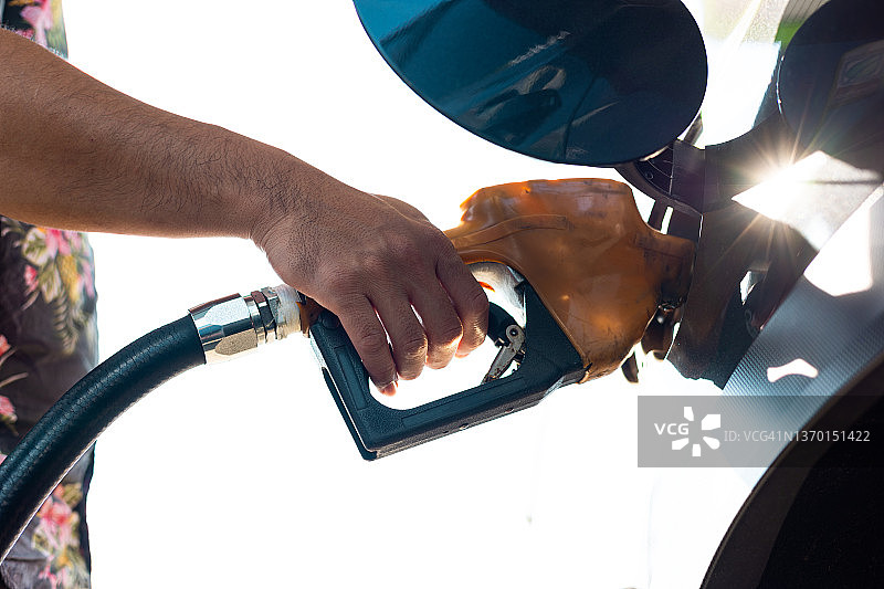 男人给汽车加油的特写图片素材