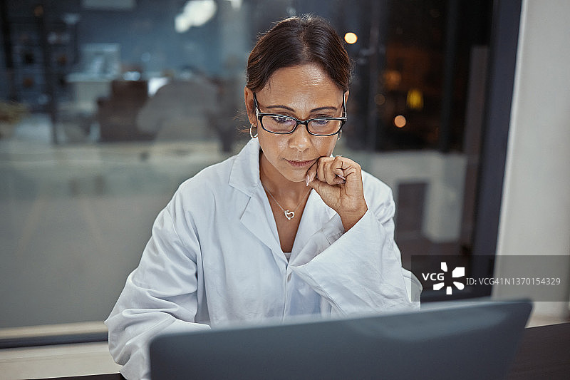 年长的科学家在实验室使用笔记本电脑图片素材