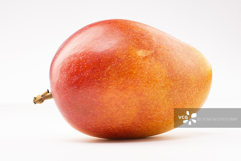 白色背景上的美味成熟芒果图片素材