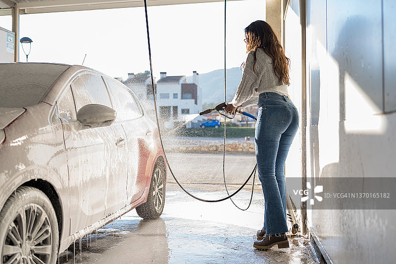 中年妇女在洗车站洗车图片素材