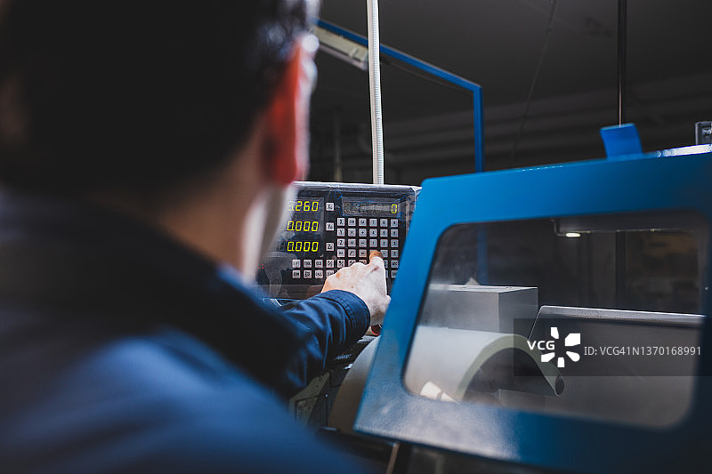 技术人员操作数控铣削切割机图片素材