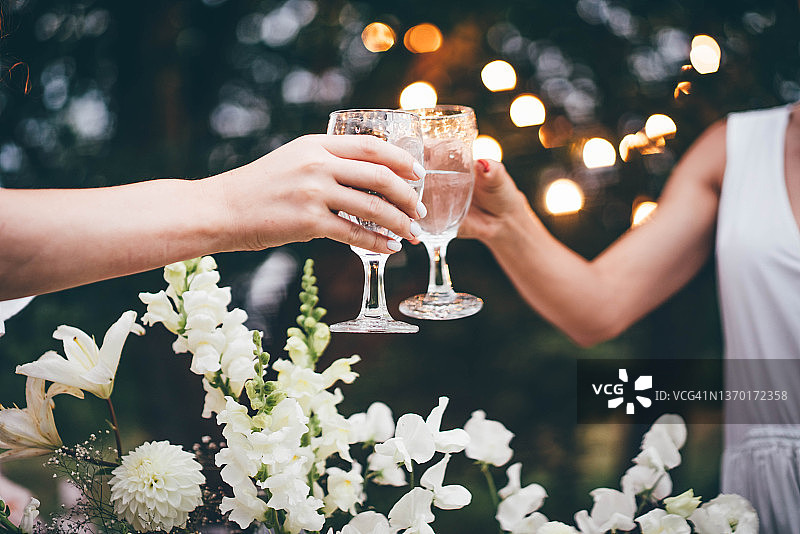 手持香槟碰杯庆祝图片素材