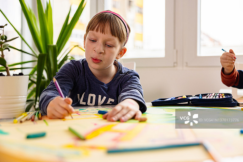 有唇裂的白人女孩创作关于可持续发展的艺术作品图片素材