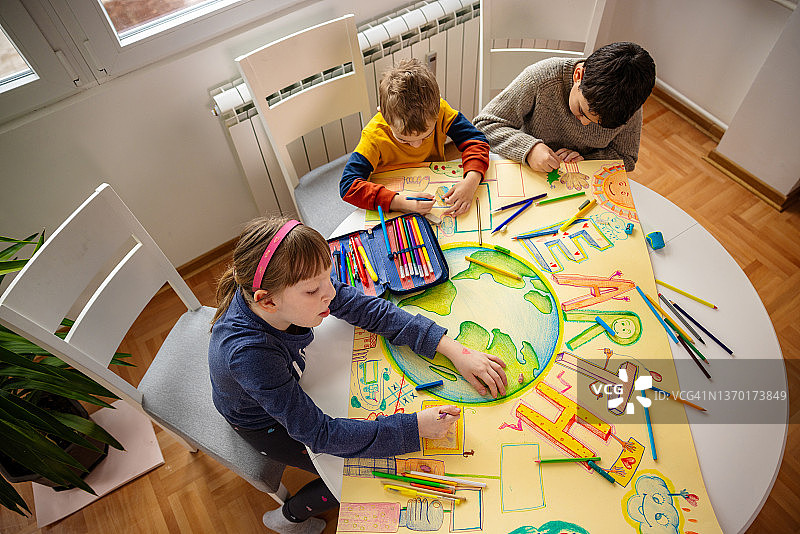 负责任的孩子们制作可持续艺术的俯视照片图片素材