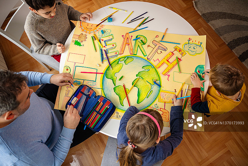 艺术课上男老师和孩子们的高视角镜头图片素材