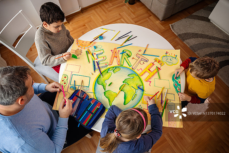 艺术课上男老师和孩子们俯视图片素材