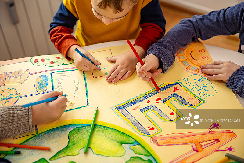 姐弟俩绘画地球，提高可持续发展的重要性图片素材