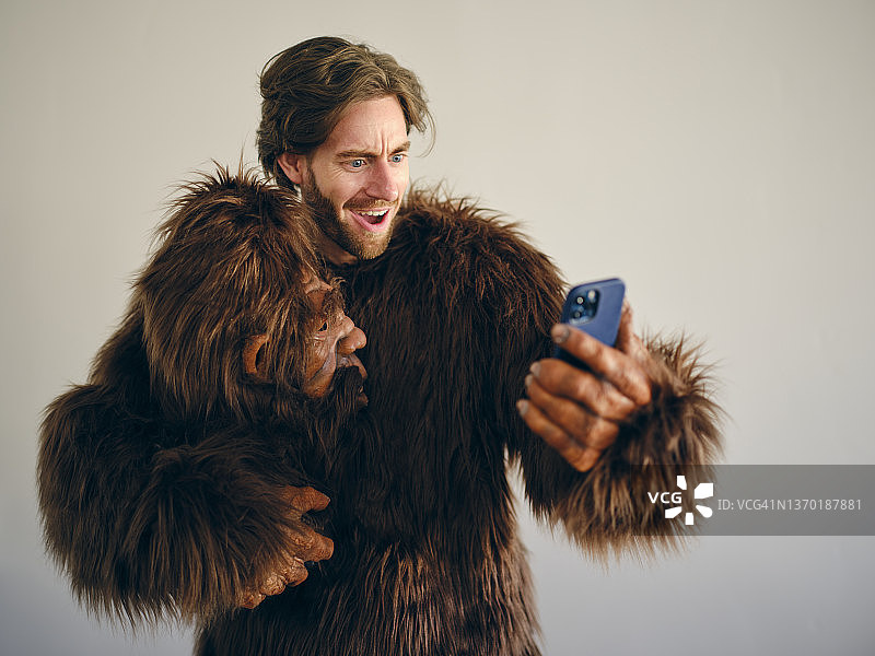 男人在智能手机上玩在线扑克图片素材