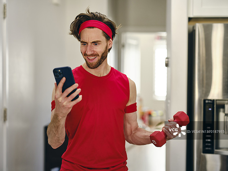 男人在智能手机上玩在线扑克图片素材