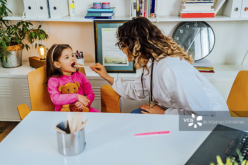 医生检查小女孩的喉咙图片素材