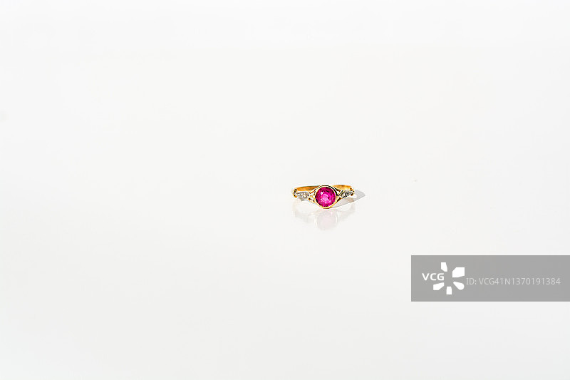 白色背景上的粉色宝石戒指图片素材