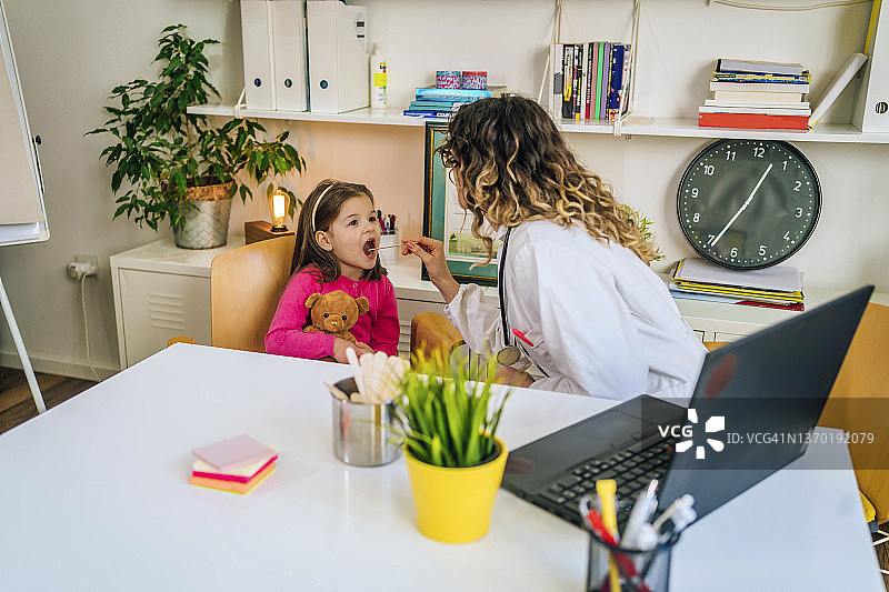 医生检查小女孩的喉咙图片素材