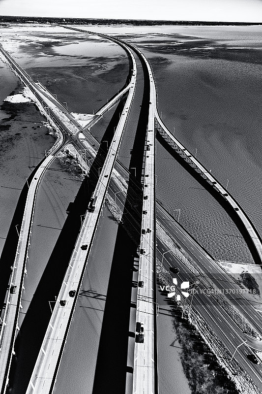 横跨莫比尔湾的堤道图片素材