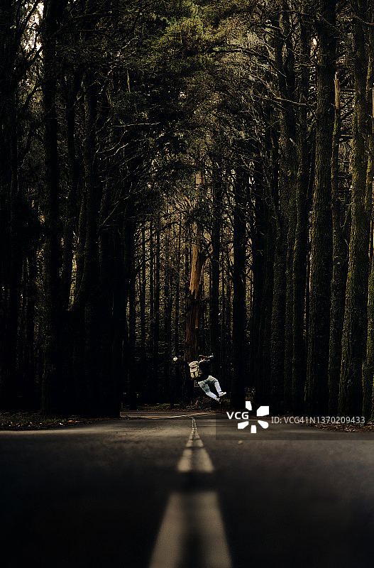 在路上跳跃的单人旅行图片素材