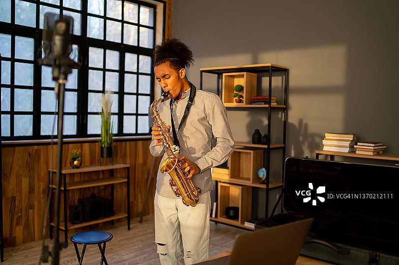男子演奏萨克斯管图片素材