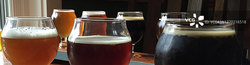 圣杯样式的精酿啤酒图片素材