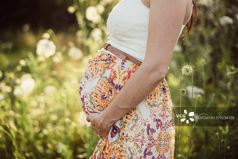 孕妇在户外展示侧身图片素材