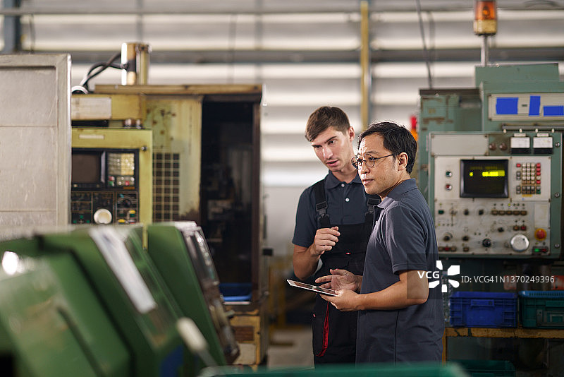 工程师在工厂检查制造机械系统图片素材